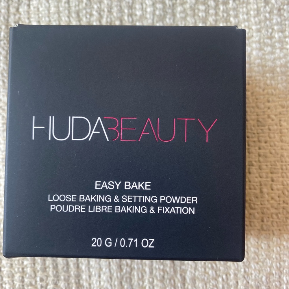 HUDA BEAUTY Easy Bake Setting Powder